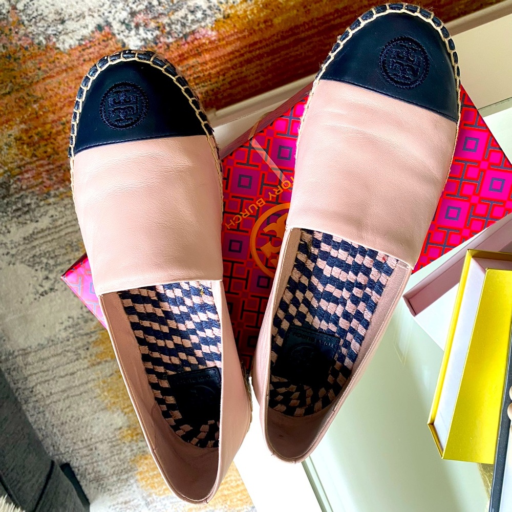 Tory Burch COLOR-BLOCK PLATFORM ESPADRILLE
Color: SEA SHELL PINK & BLUE